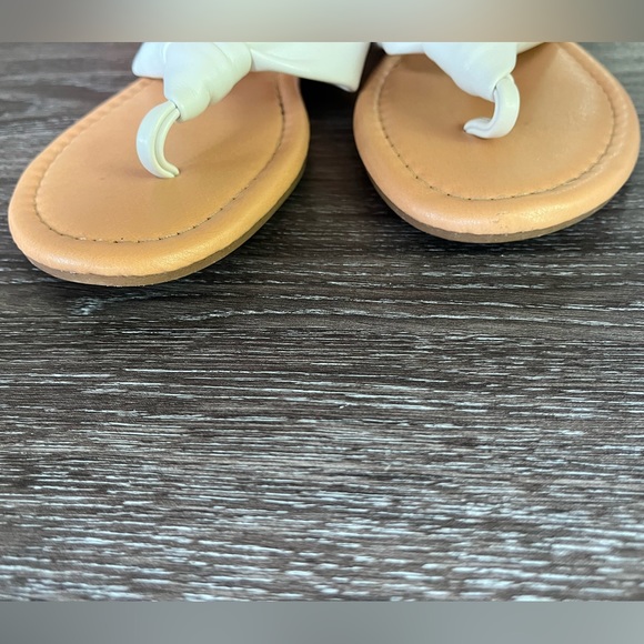 CUSHIONAIRE Quaid Knotted Vegan Leather Thong Sandal - Size 7.5 - Picture 4 of 7